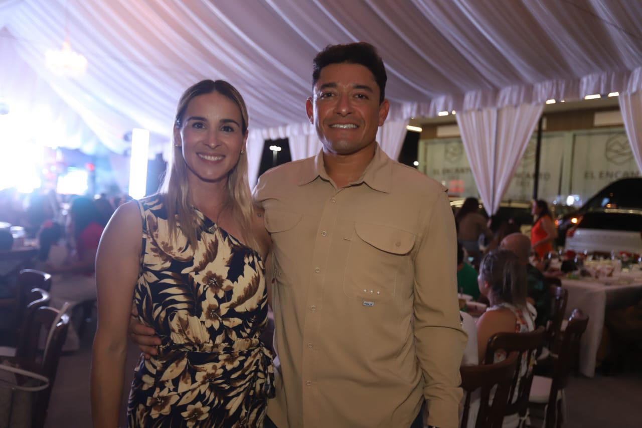 $!Alejandra Rochín con su esposo, Kike Hernández.