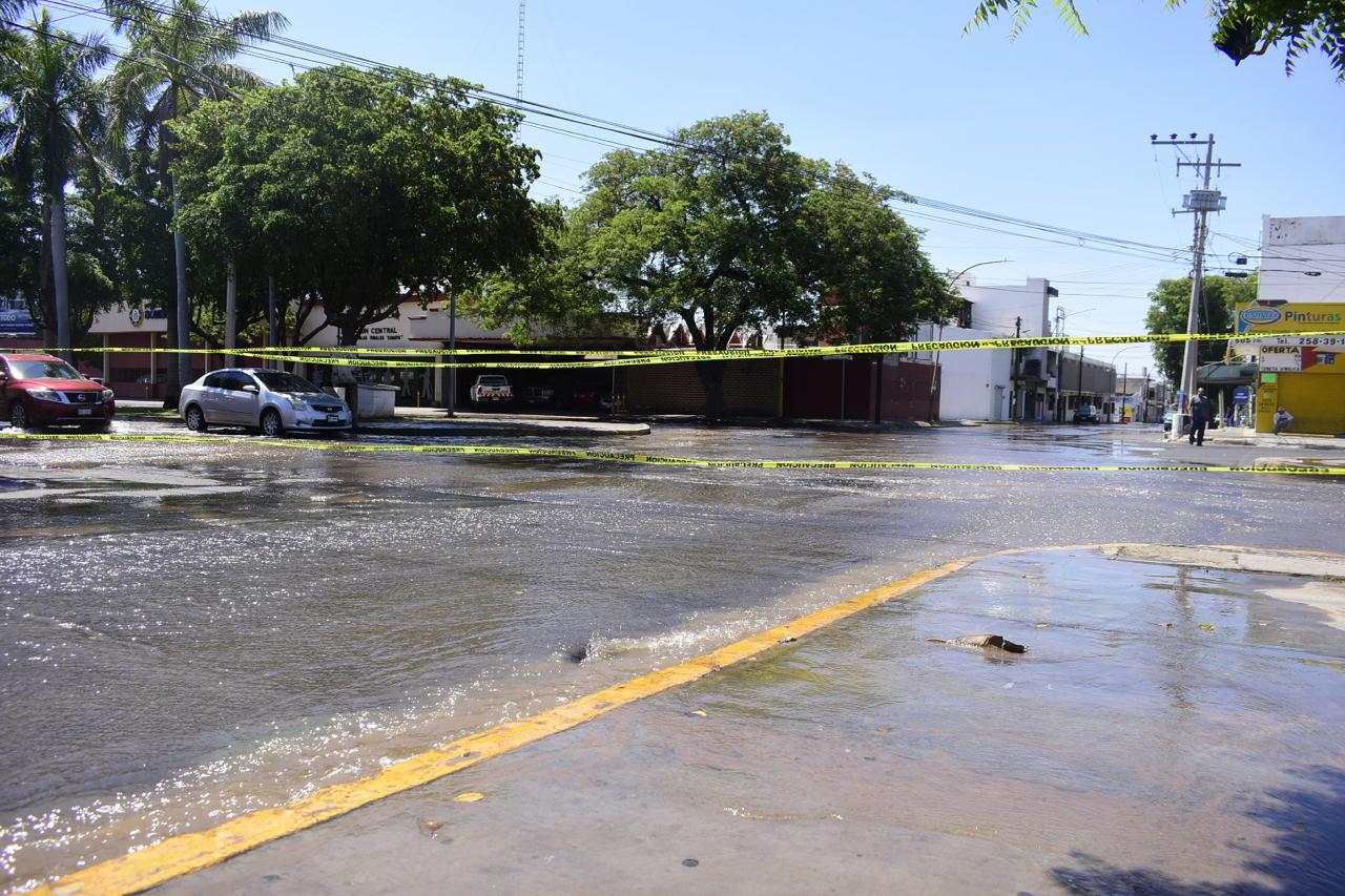 $!Mega fuga de agua cierra circulación en calle Juan Aldama, en Culiacán, en plenas elecciones