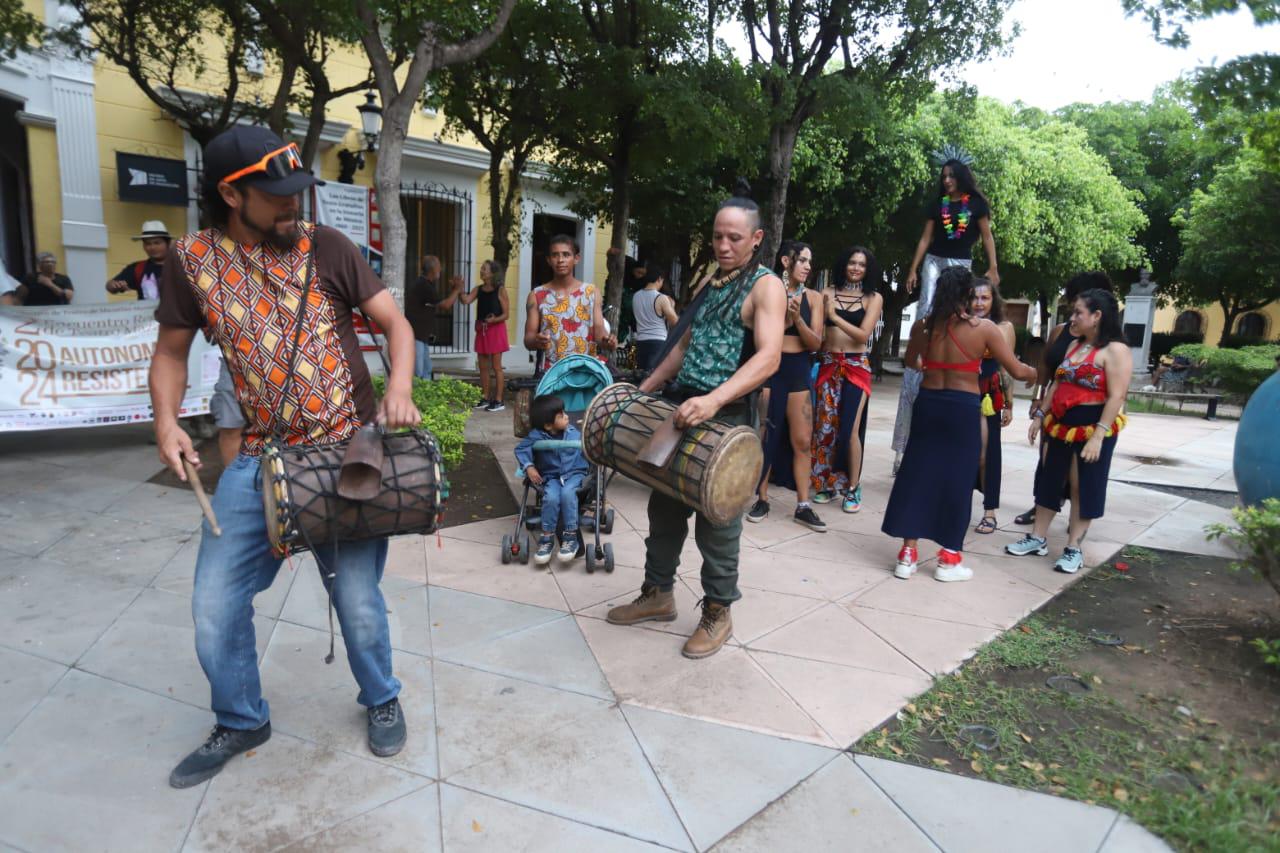 $!Celebran desfile jolgorio para invitar al Segundo Encuentro Regional de Teatro en Mazatlán