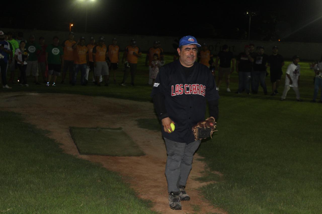 $!Homenajean a González y Muratalla al inaugurarse en Escuinapa ligas de Softbol Novatos y Libre Varonil