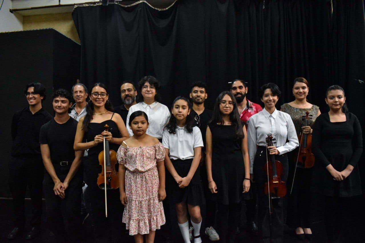 $!Los alumnos posan para la fotografía del recuerdo.