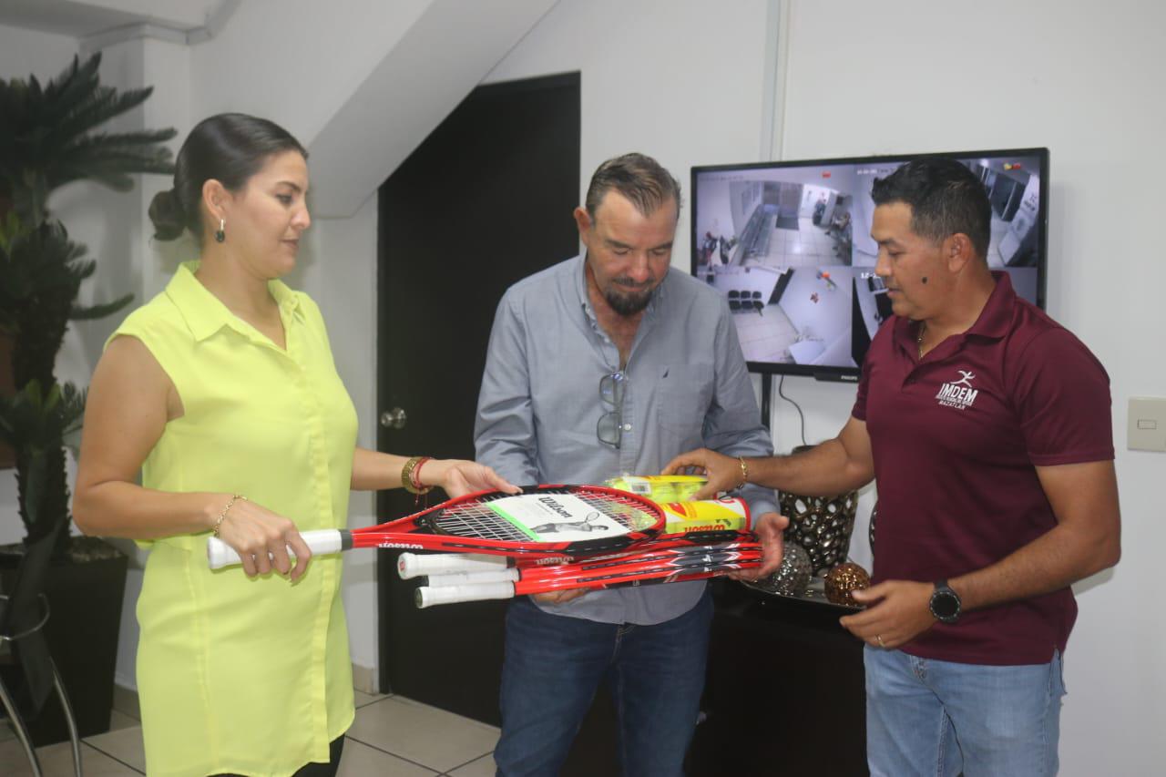 $!Entrega Imdem material a la Escuela Prodemaz de Tenis del Kilómetro Cero