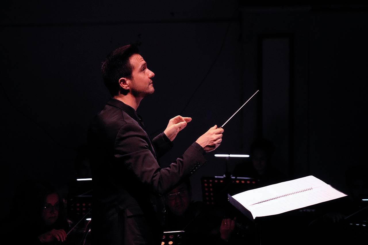 $!El maestro Sergio Freeman dirigió a la Camerata Mazatlán.