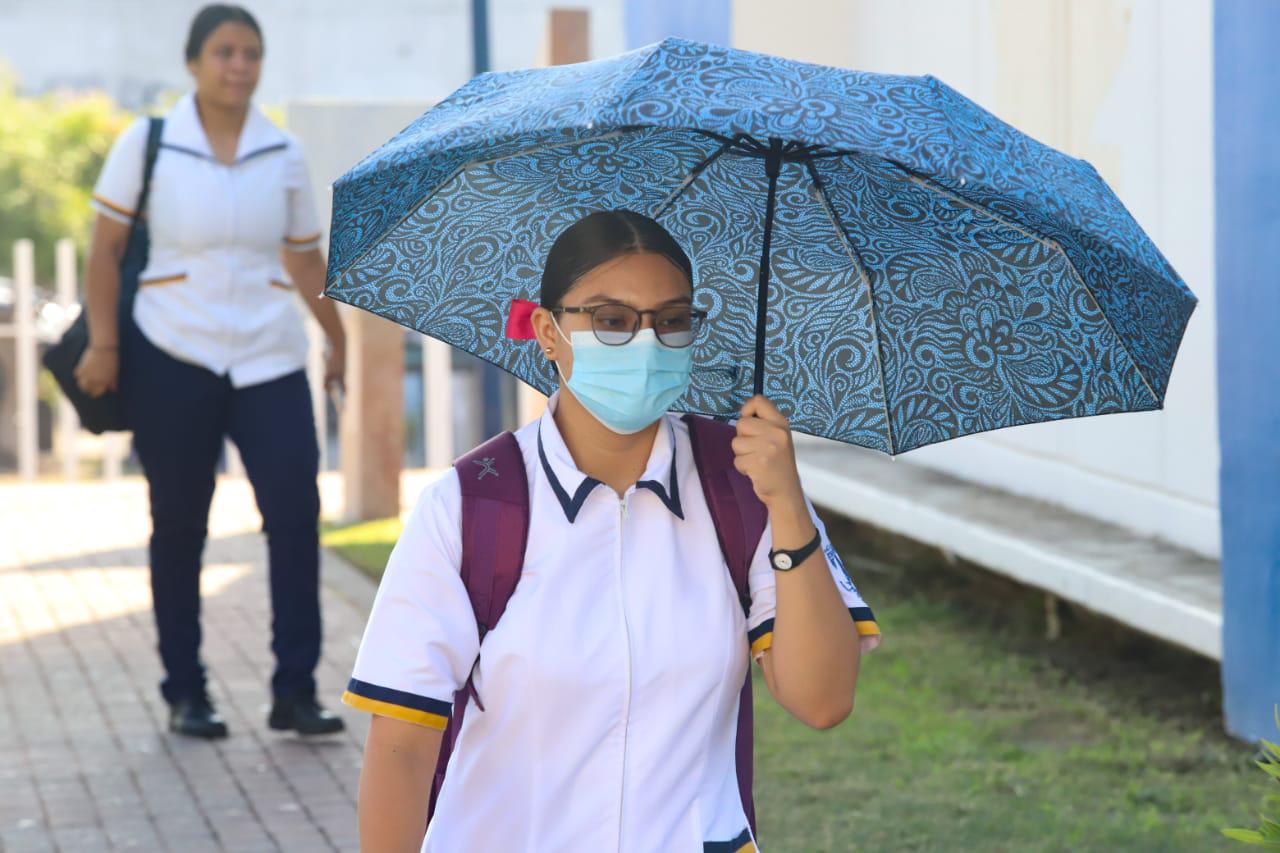 $!Atienden estudiantes de la UAS uso del cubrebocas en Mazatlán