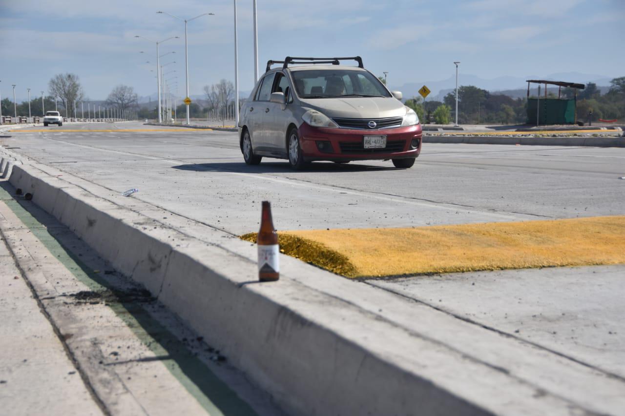 $!Para evitar arrancones, Ayuntamiento de Culiacán instala ocho topes en prolongación de bulevar Sánchez Alonso