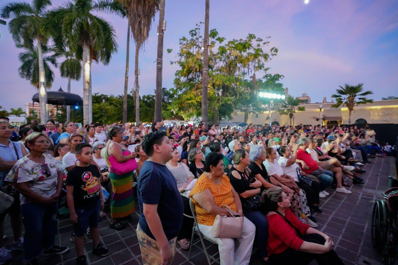 $!El públicó llenó la Plazuela Machado.