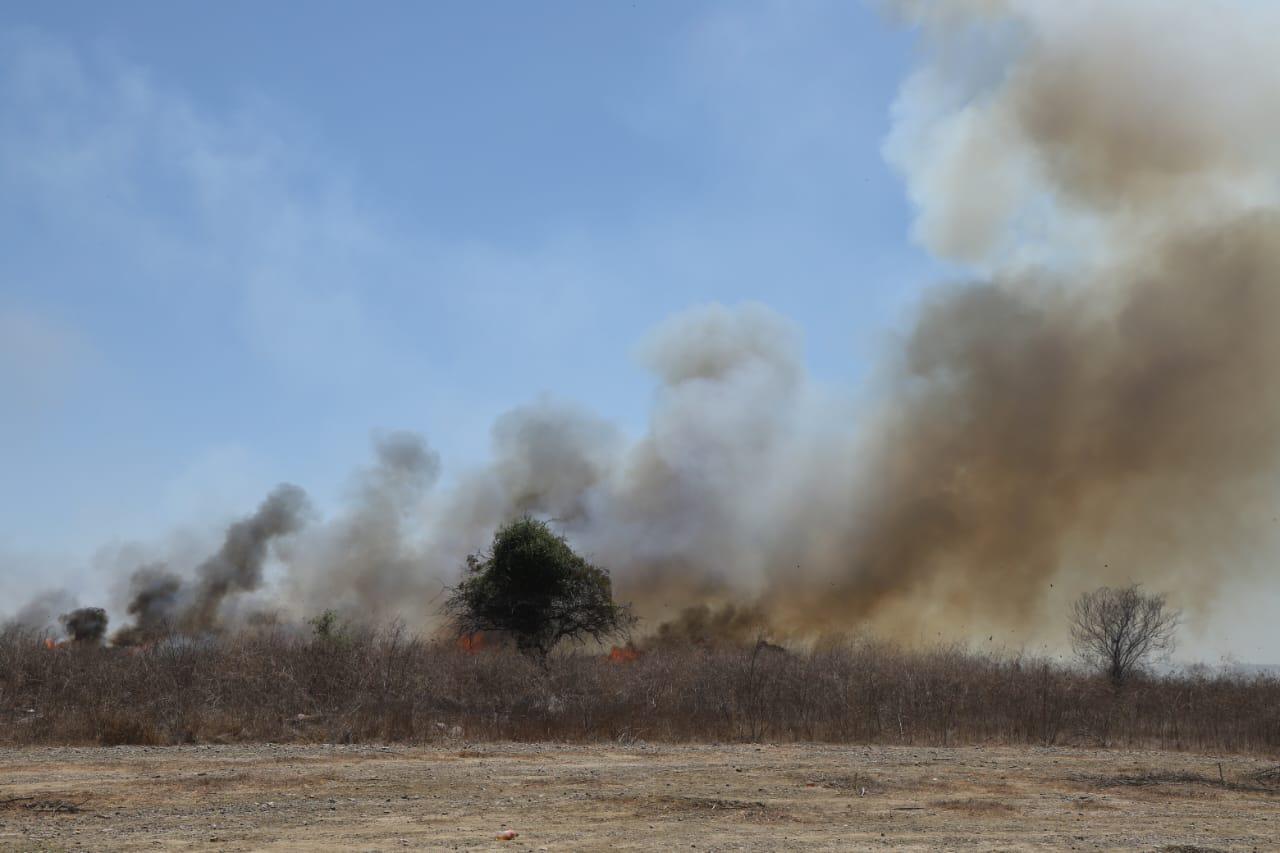 $!Incendio en terreno baldío nubla la visibilidad en la Avenida del Delfín