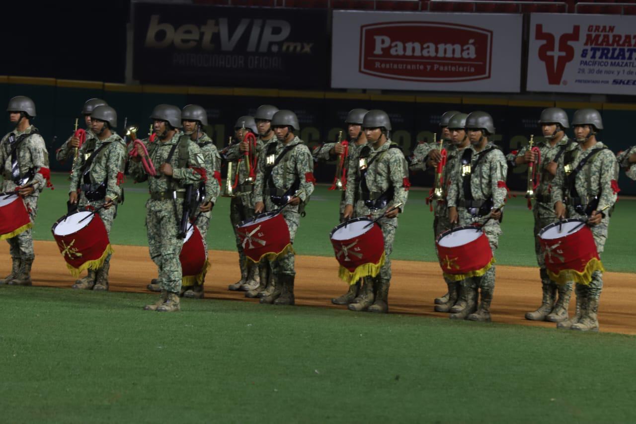 $!Ejército Mexicano, Fuerza Aérea y Guardia Nacional realizan despliegue de Bandera Monumental en Mazatlán