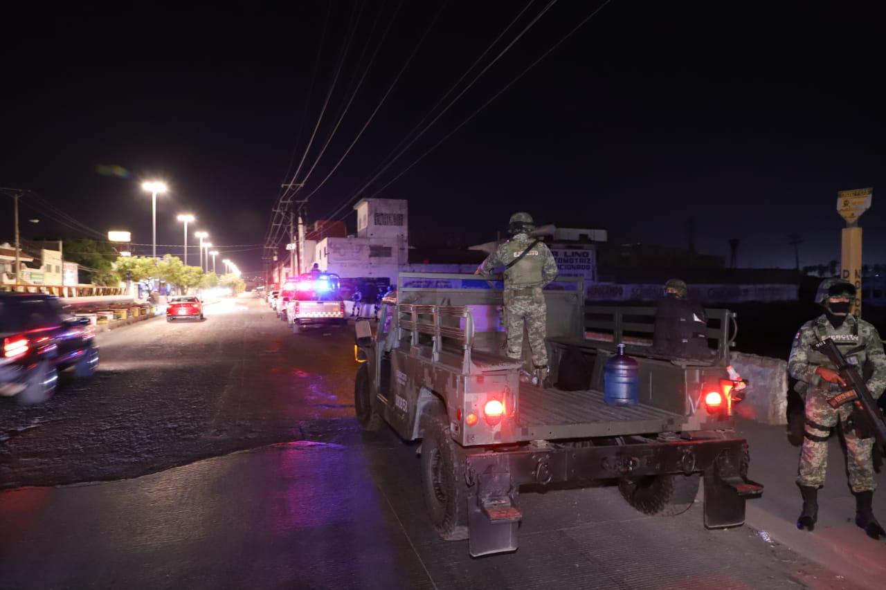 $!En Mazatlán, edificio junto al Puente Juárez es inspeccionado ante presunto hallazgo de tomas clandestinas de combustible