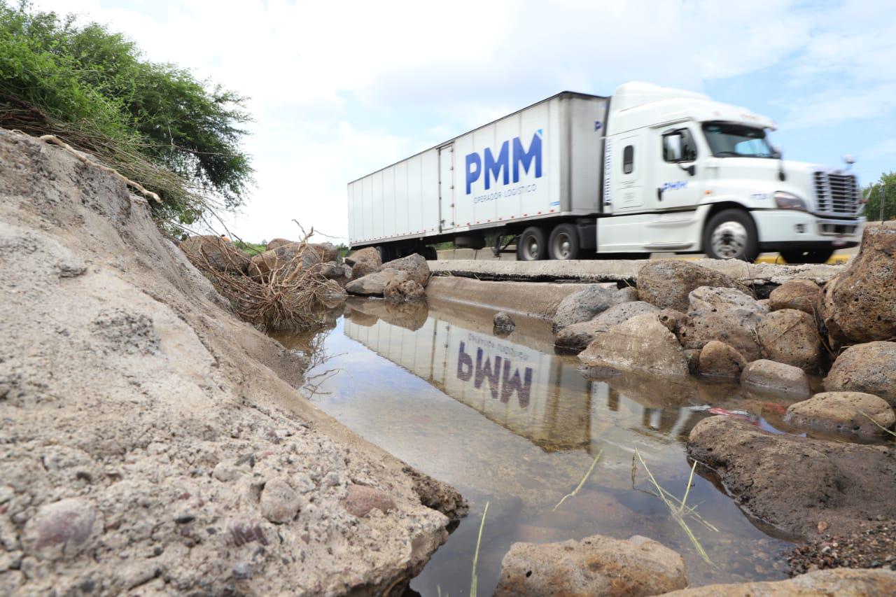 $!La autopista Mazatlán-Culiacán, tras las lluvias, está llena de baches