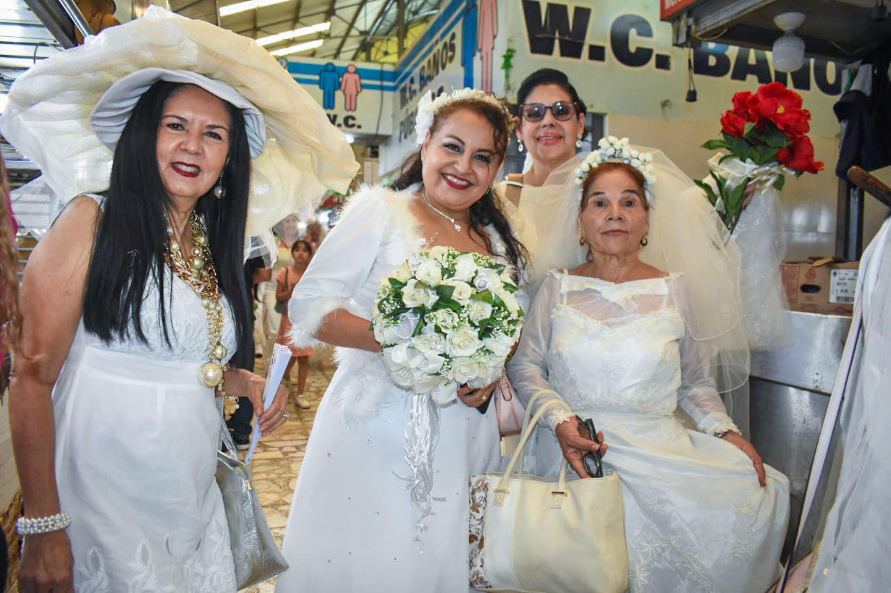 $!Como en vida lo hiciera el personaje icónico de Culiacán, las mujeres recorrieron pasillos del Mercado Garmendia.