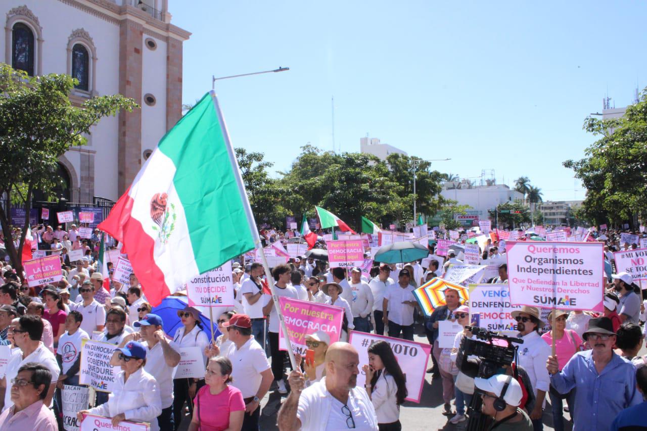 $!En Culiacán marchan cerca de 4 mil en movimiento por ‘nuestra democracia’