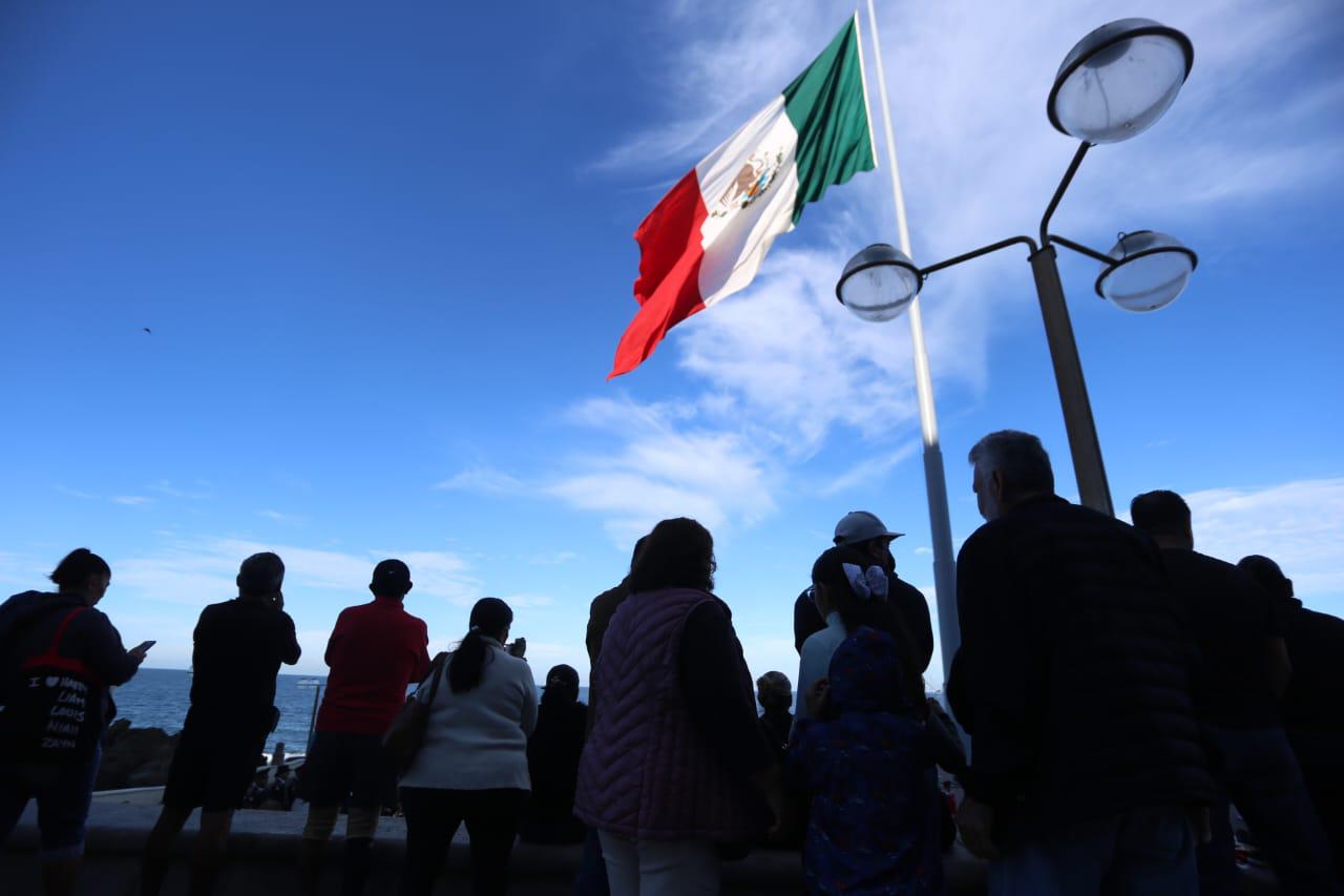 $!Celebran en Mazatlán el 83 aniversario del Día de la Bandera