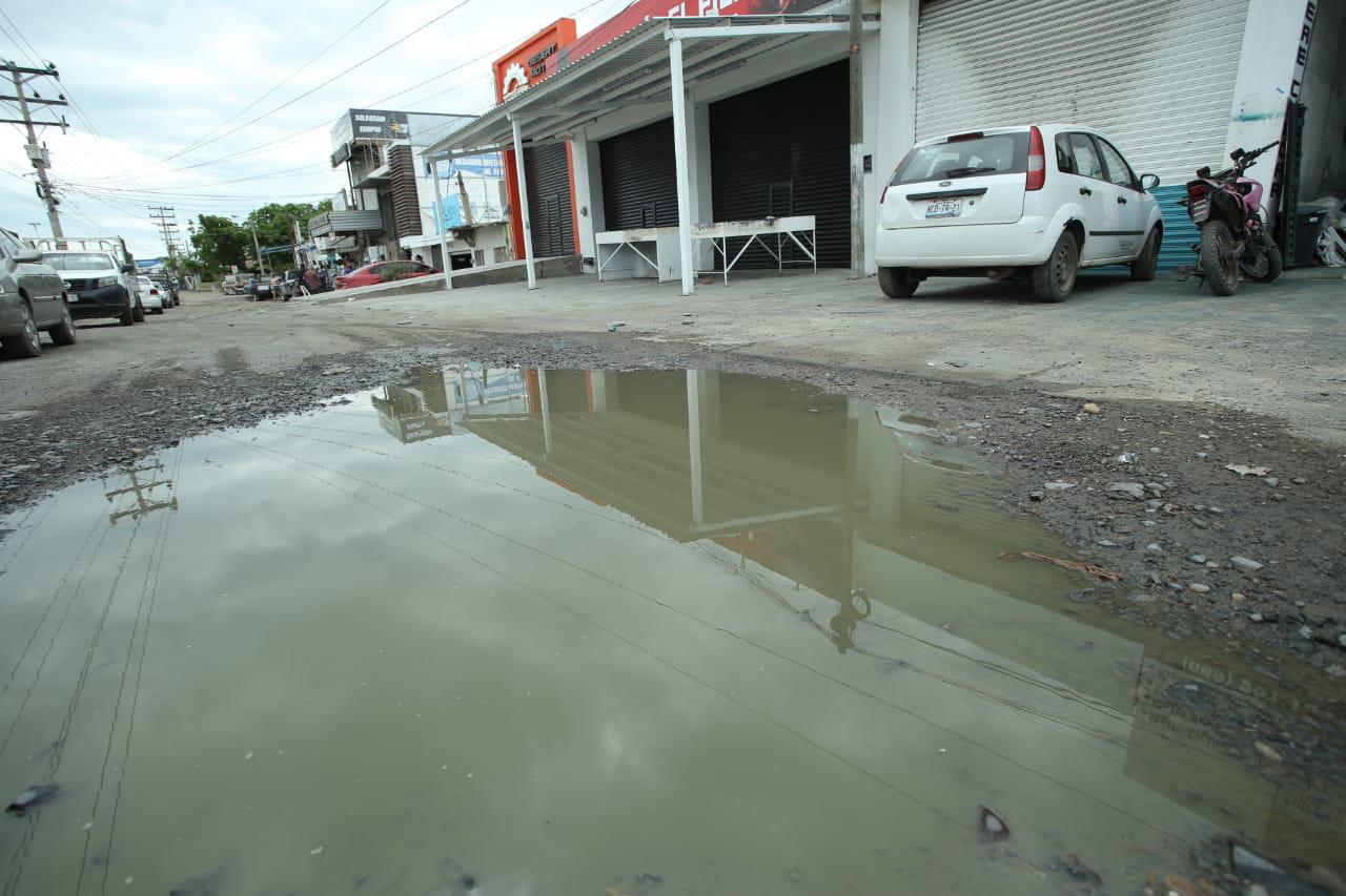 $!Vecinos de Pueblo Nuevo exigen al Gobierno de Mazatlán arreglar pavimentación y desazolvar aguas pluviales