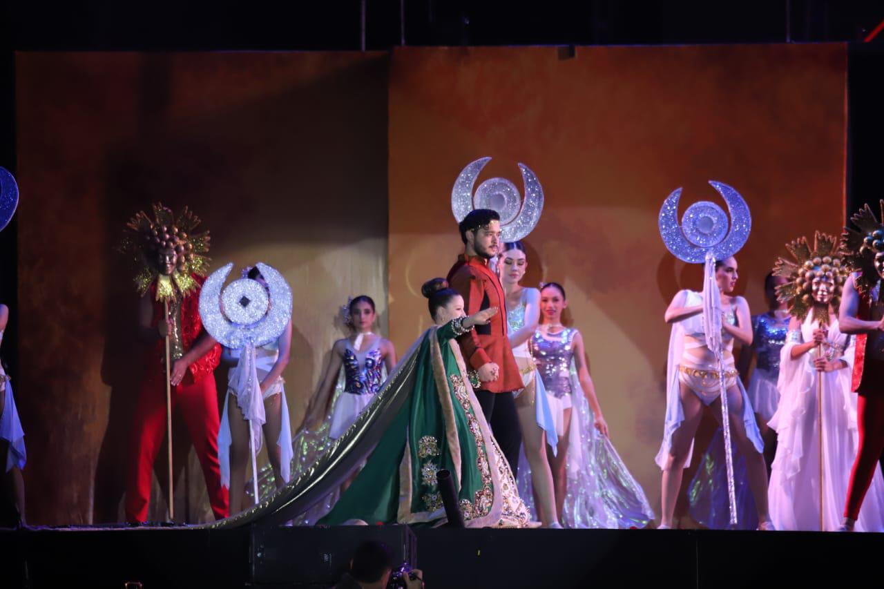 $!Bajo show de pirotecnia coronan a María Paula I, Reina Infantil del Carnaval de Mazatlán 2024