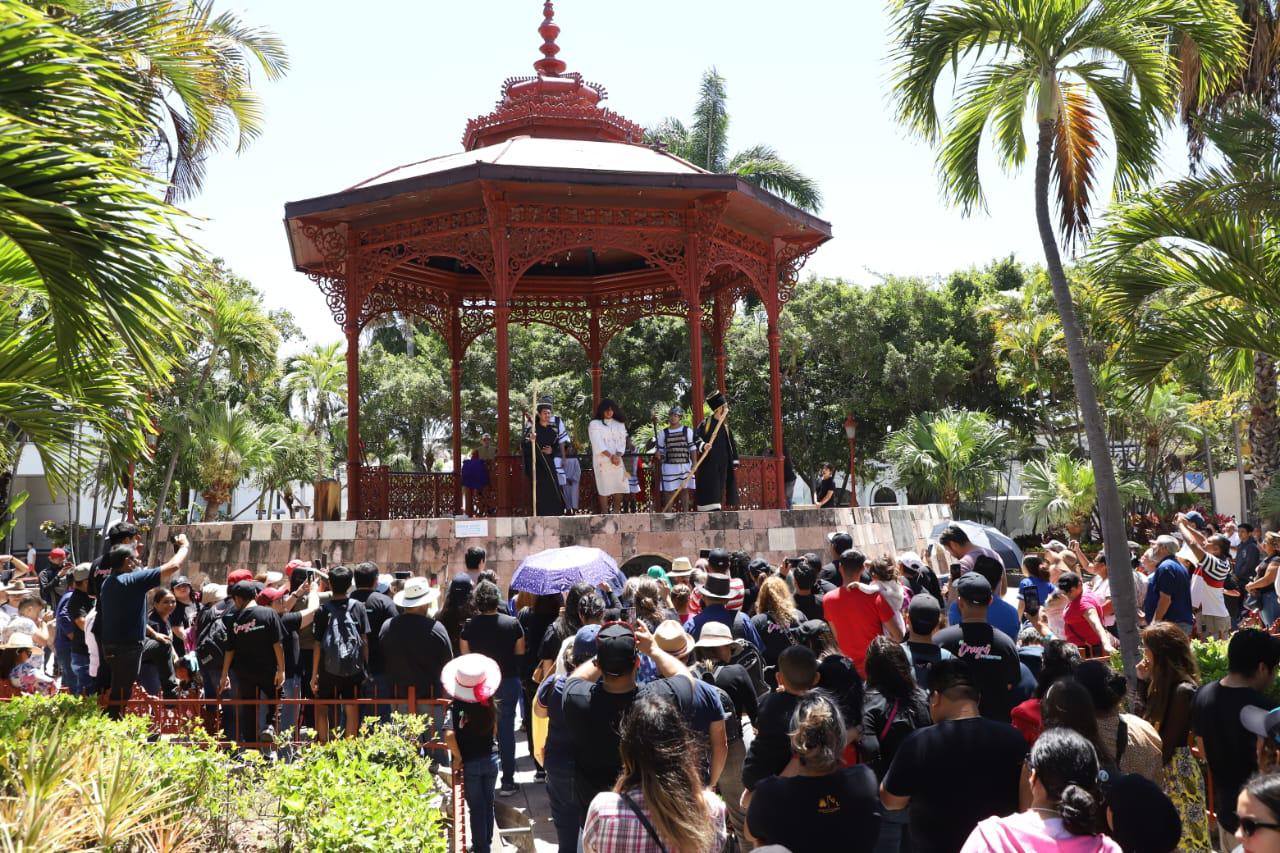 $!Presencian mazatlecos y turistas Viacrucis en calles del Centro