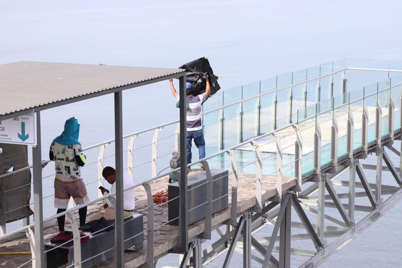 $!Dan mantenimiento al mirador de cristal del faro de Mazatlán