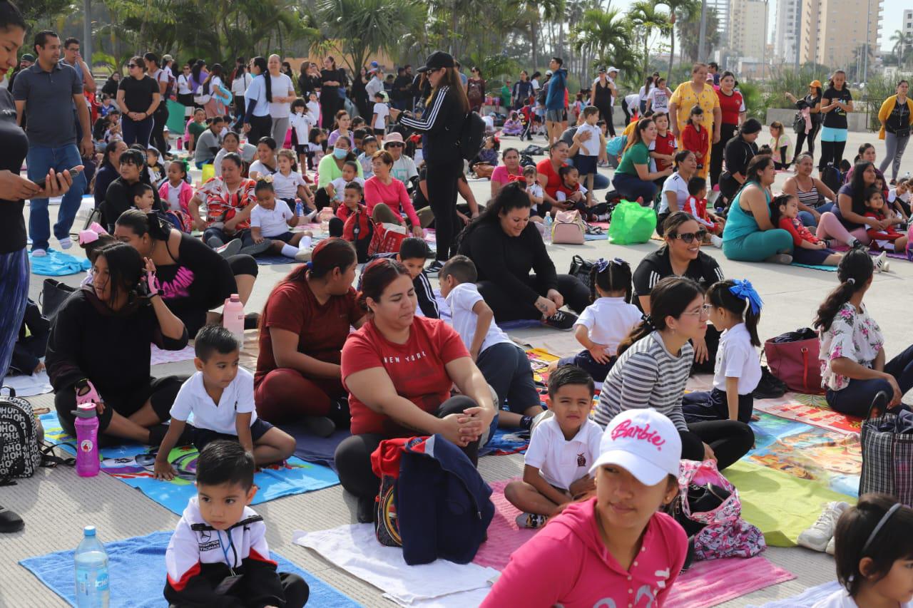 $!Pequeñines de preescolar practican yoga de manera masiva