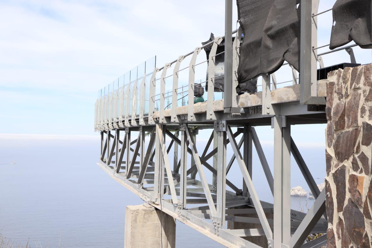 $!Dan mantenimiento al mirador de cristal del faro de Mazatlán