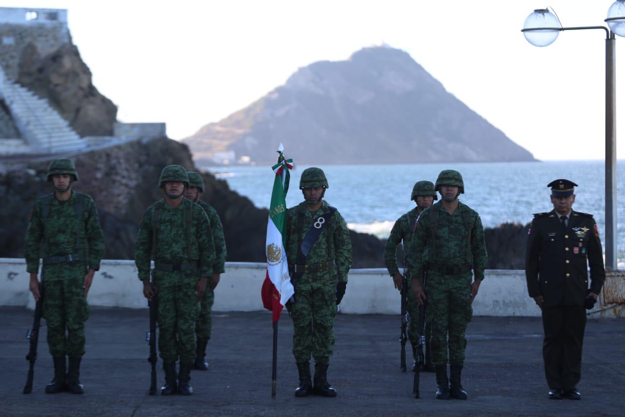 $!Celebran en Mazatlán el 83 aniversario del Día de la Bandera