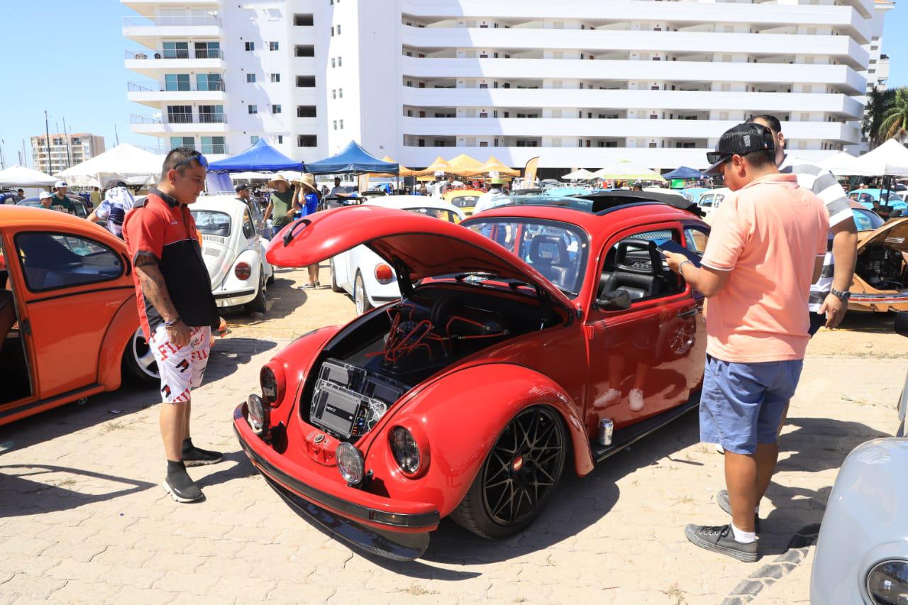 $!Cientos de vehículos exhiben sus atractivos en Carnalazo Vochero