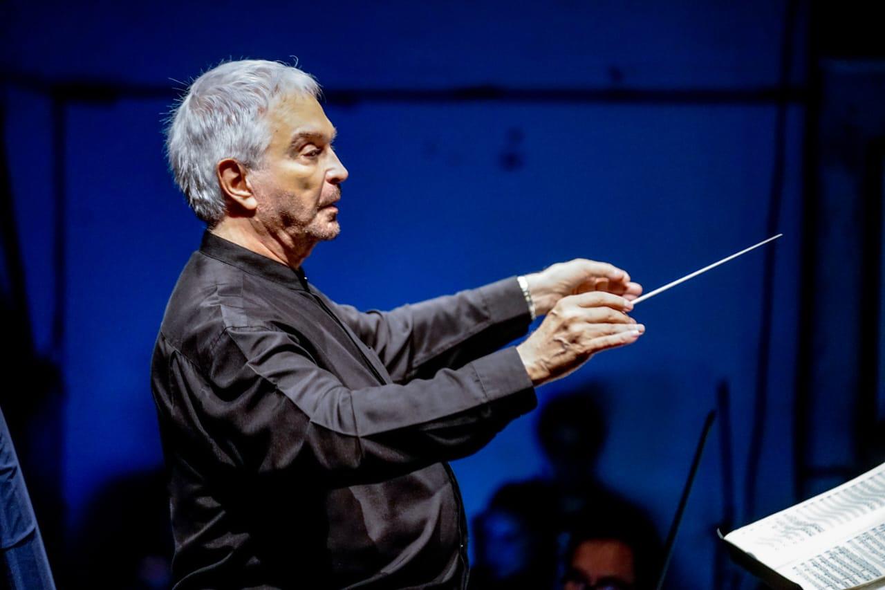 $!El maestro Enrique Patrón de Rueda dirigió la Camerata Mazatlán.