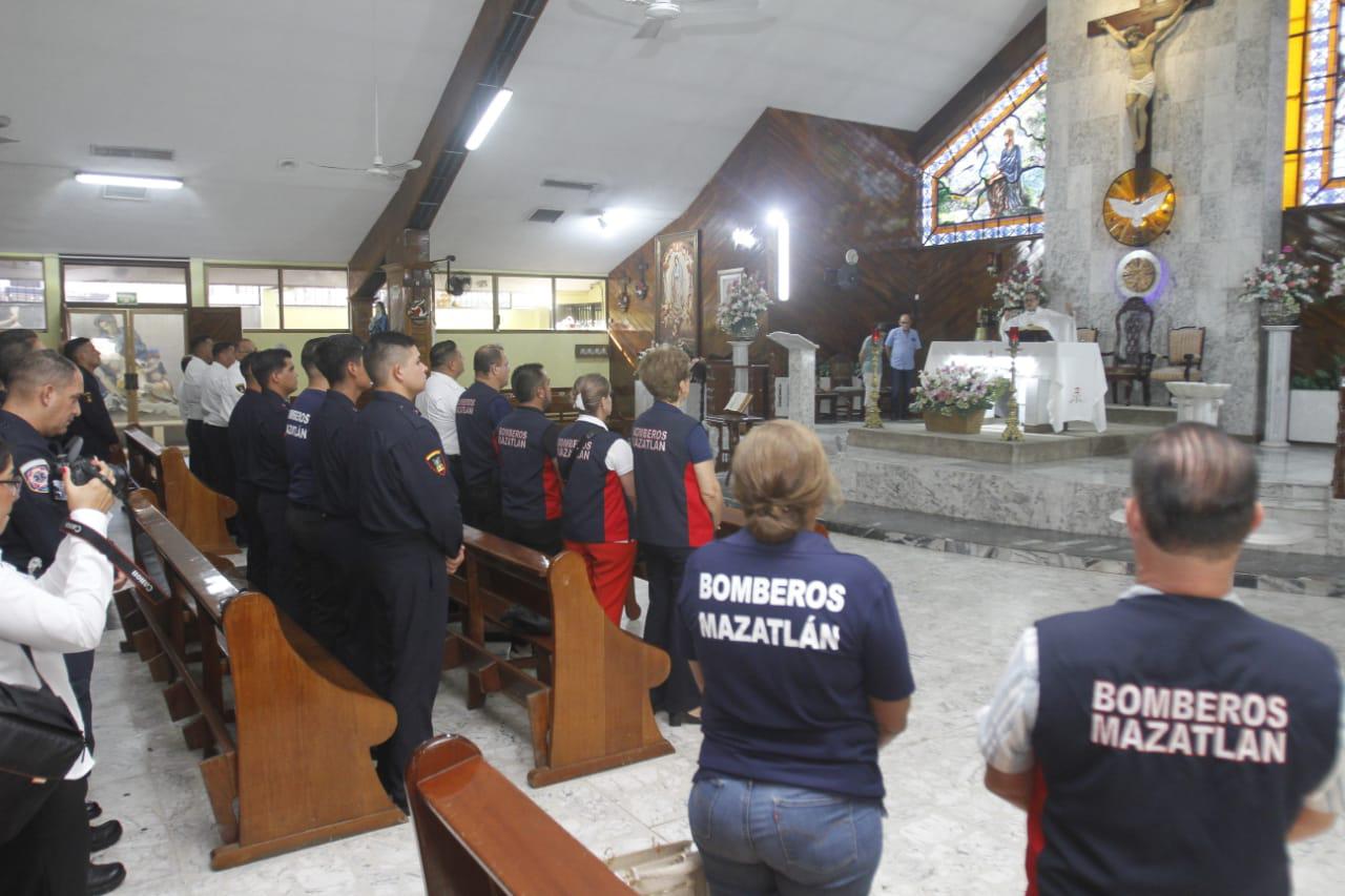 $!Destaca sacerdote que bomberos dejan todo por servir al prójimo