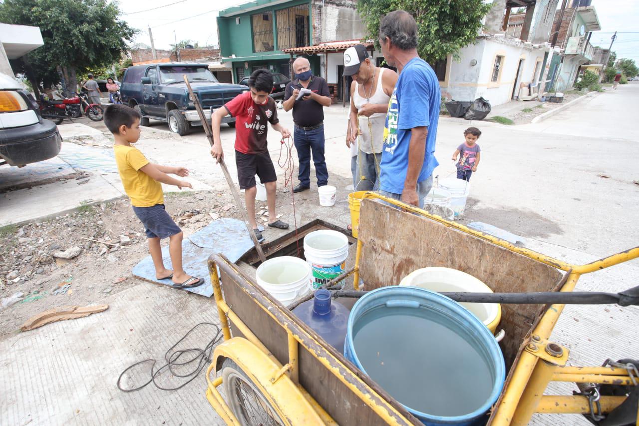 $!‘Nos hace falta el agua para echarle al baño, para bañarse’, dicen vecinos que abren registros de Telmex