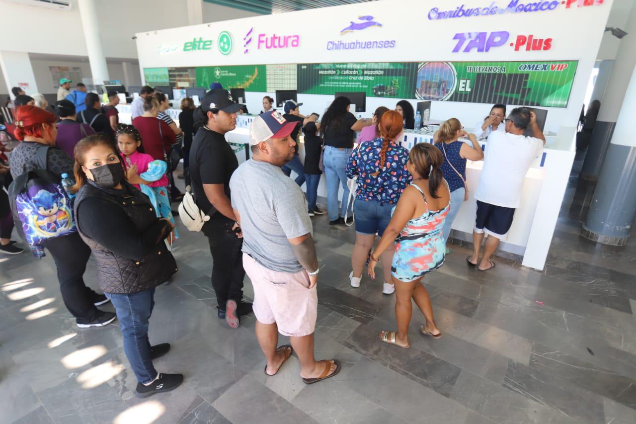 $!Central de Autobuses de Mazatlán luce abarrotada de cara a Año Nuevo