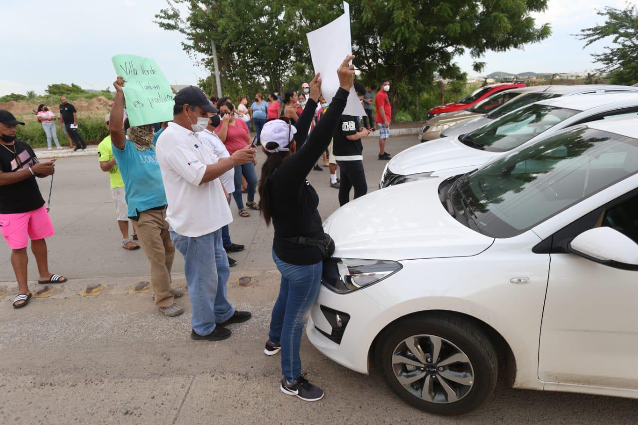 $!Bloquean la Múnich previo al partido Mazatlán FC contra el Toluca; exigen puente