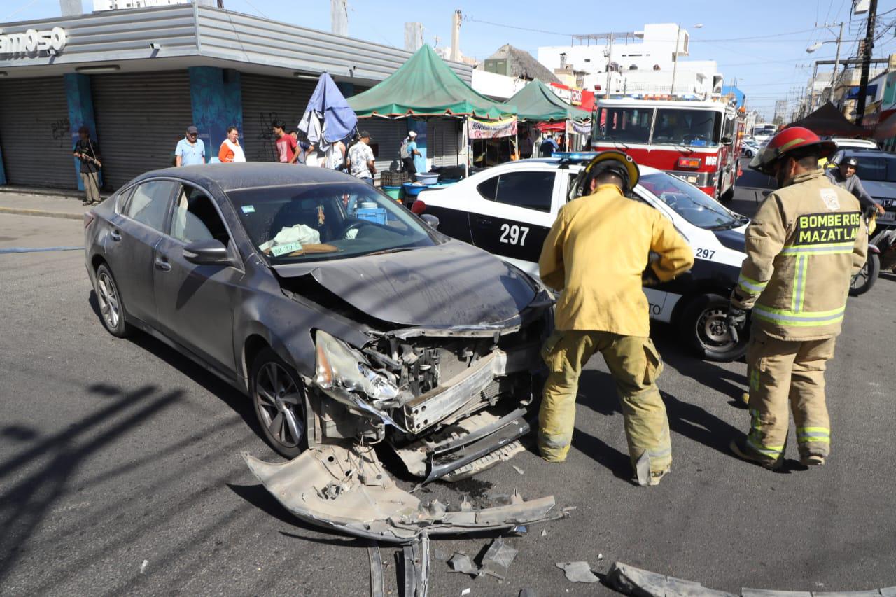 $!Vuelca camioneta en el Centro de Mazatlán tras choque de auto