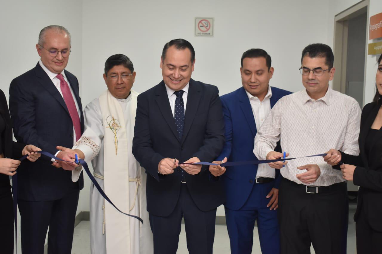 $!Sinhué Pazos Salazar, director del Hospital Ángeles y médicos del hospital realizan el corte de listón.