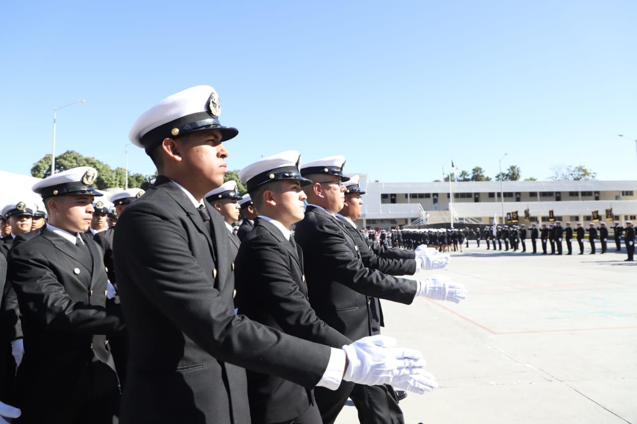 $!Juran Bandera 345 estudiantes de la Escuela Náutica de Mazatlán