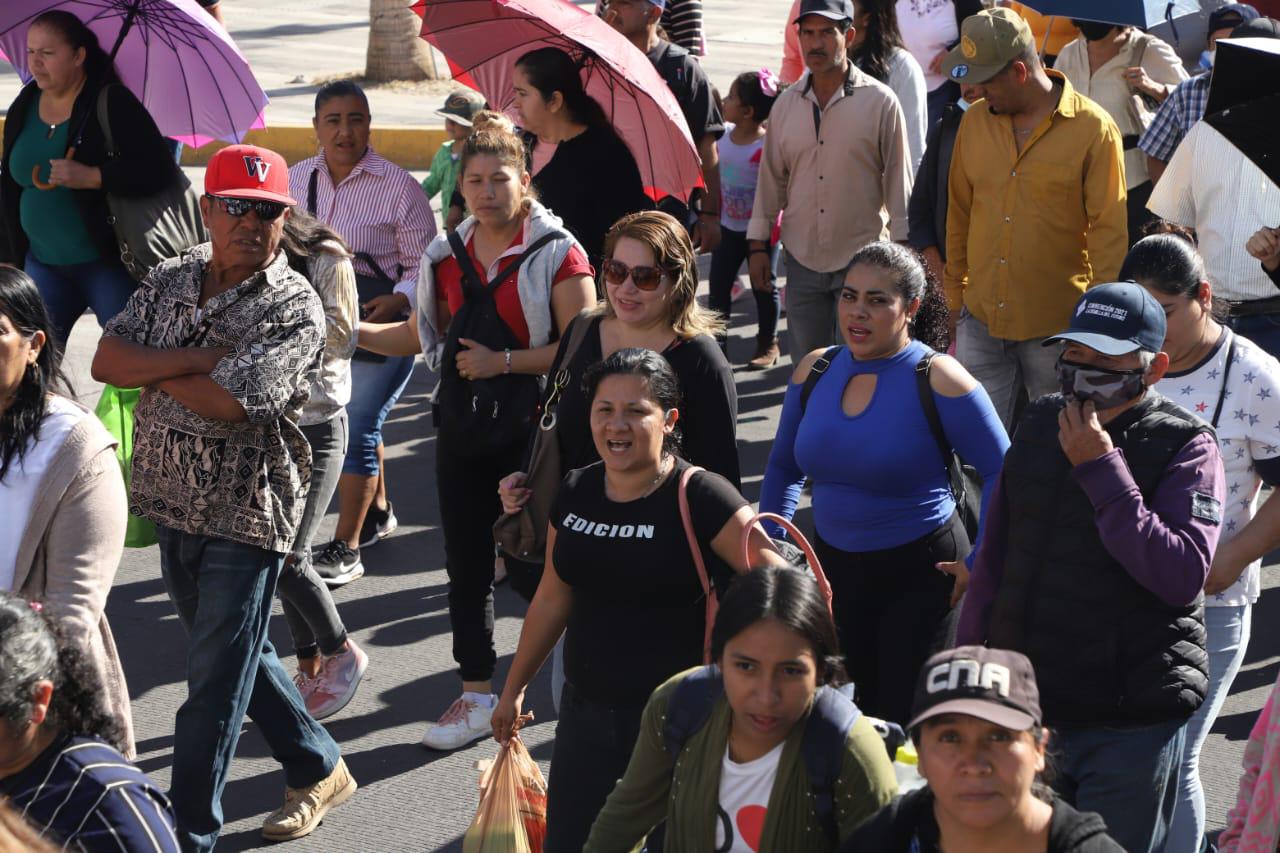 $!Desplazados del sur de Sinaloa marchan para exigir vivienda