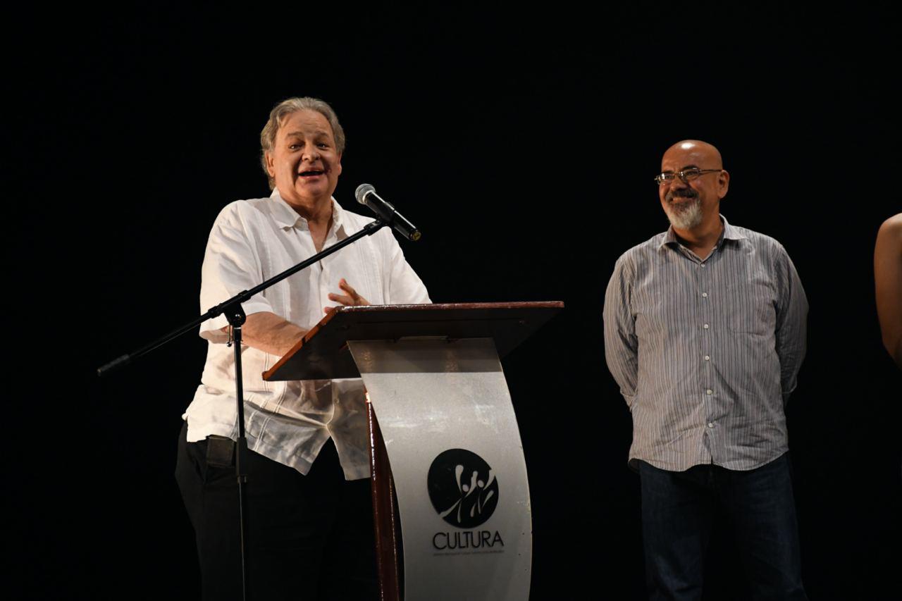 $!Raúl Rico, director del Instituto de Cultura, Arte y Turismo de Mazatlán, expresó unas palabras en honor al homenajeado de la velada, Ramón Gómez Polo, director y coordinador de Escena Mazatlán 2023.