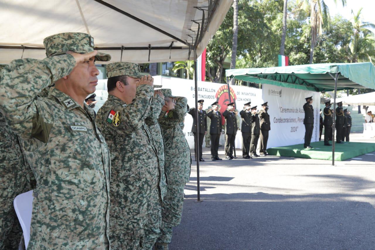 $!Imponen ascensos y condecoraciones a personal militar, en Mazatlán