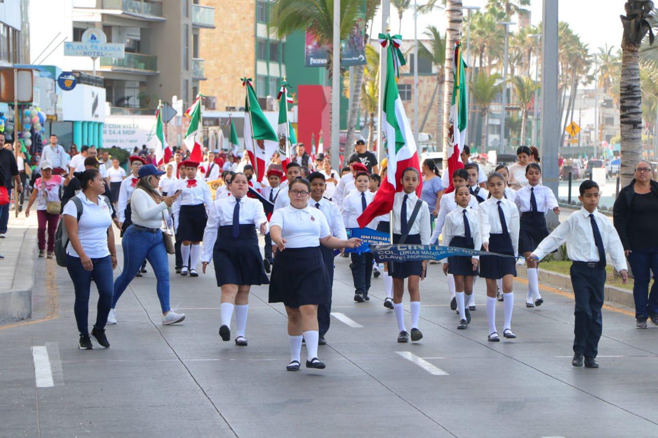 $!Desfilan escoltas de primarias resaltando la Bandera de México