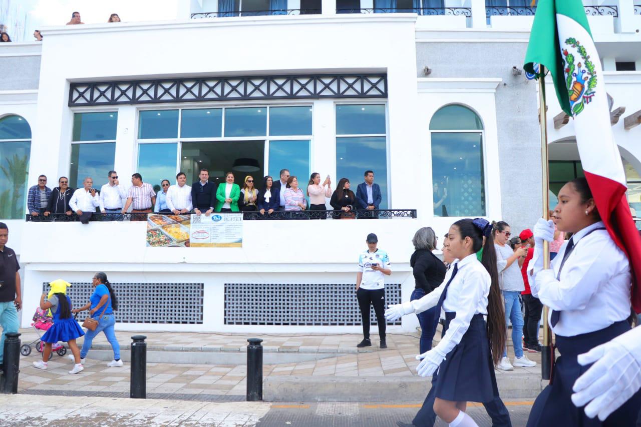 $!Desfilan escoltas de primarias resaltando la Bandera de México