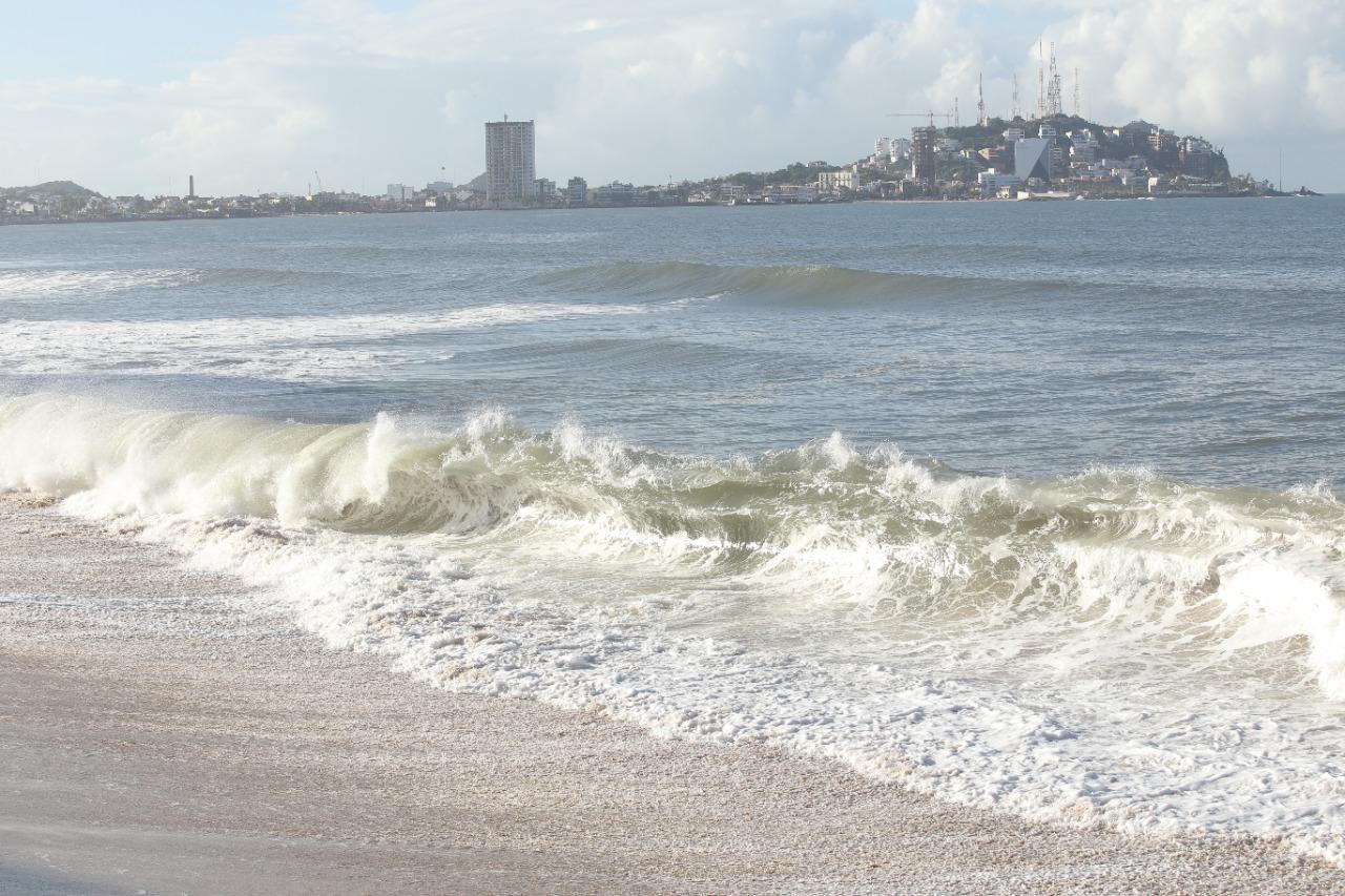 $!Reabren las playas de Mazatlán, pero con ingreso moderado