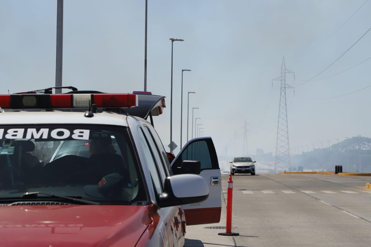 $!Incendio en terreno baldío nubla la visibilidad en la Avenida del Delfín