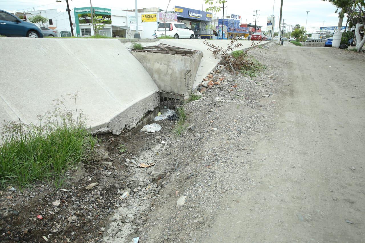 $!Vecinos de Pueblo Nuevo exigen al Gobierno de Mazatlán arreglar pavimentación y desazolvar aguas pluviales