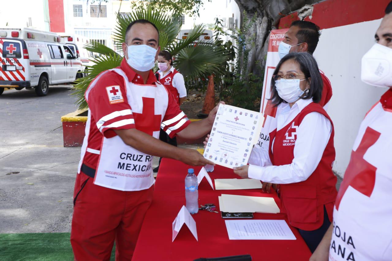 $!Se gradúan paramédicos de la Cruz Roja en Mazatlán y brindan homenaje a socorristas fallecidos