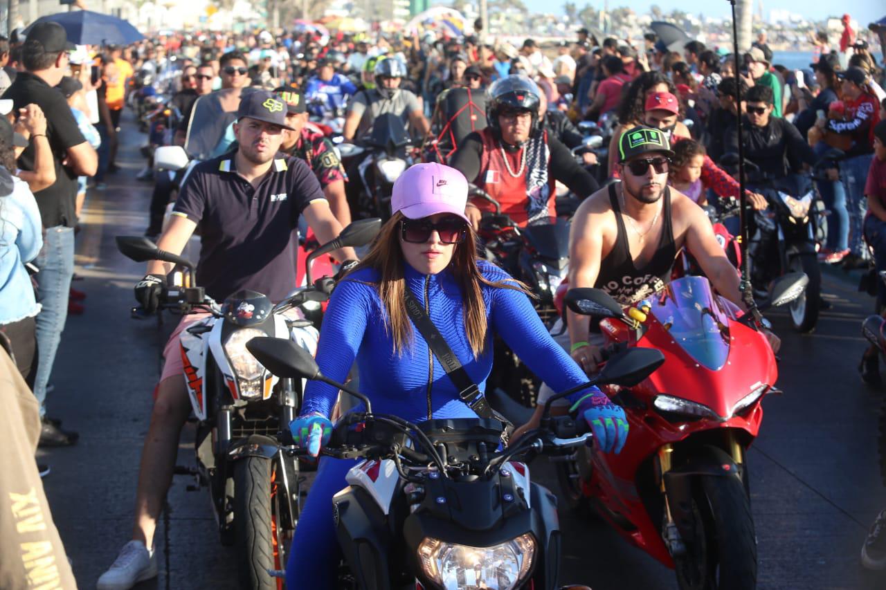 $!Vibra Mazatlán con el desfile de motos por el paseo costero