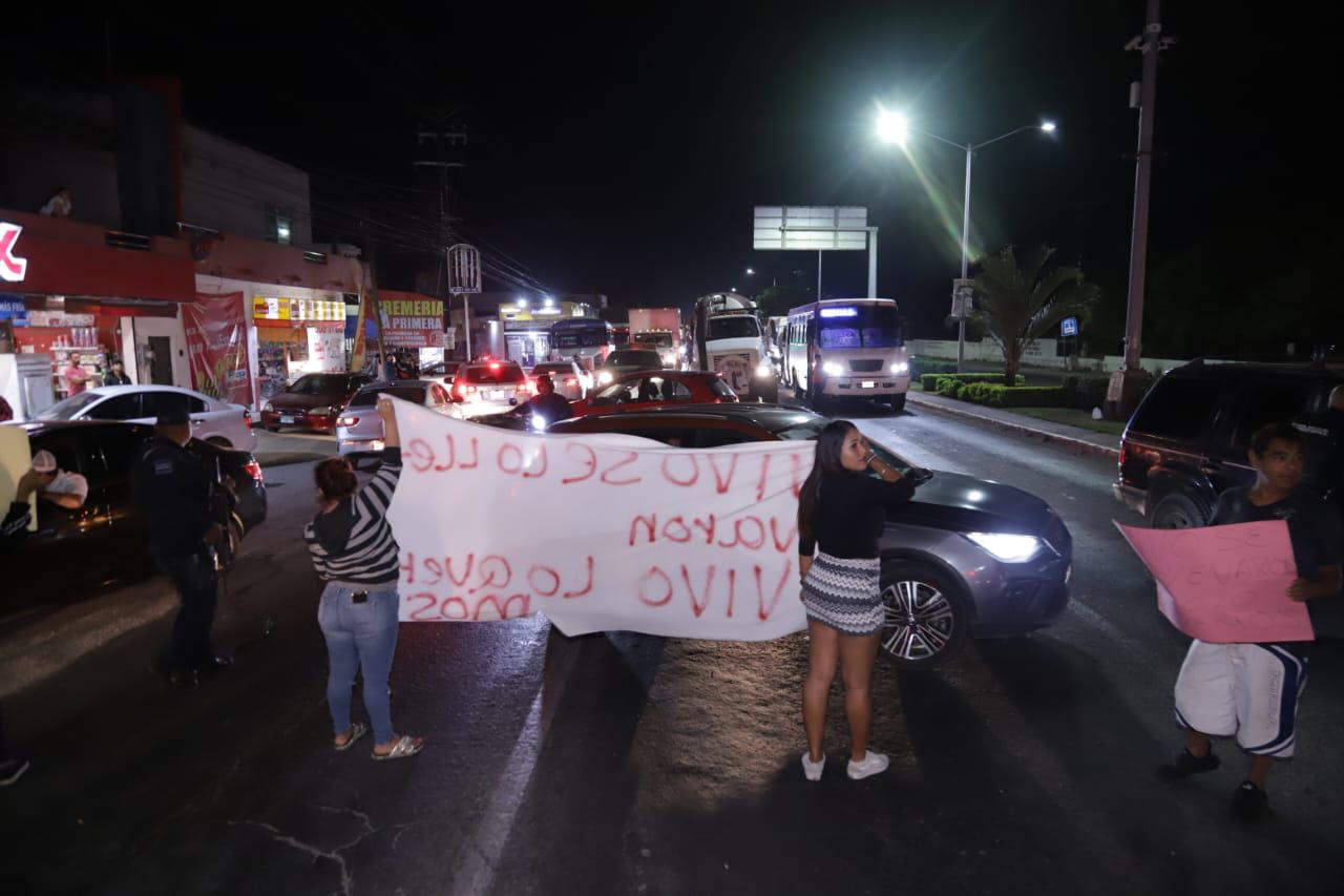 $!Bloquean carretera para exigir el regreso de Álvaro Andrés, privado de la libertad en Mazatlán