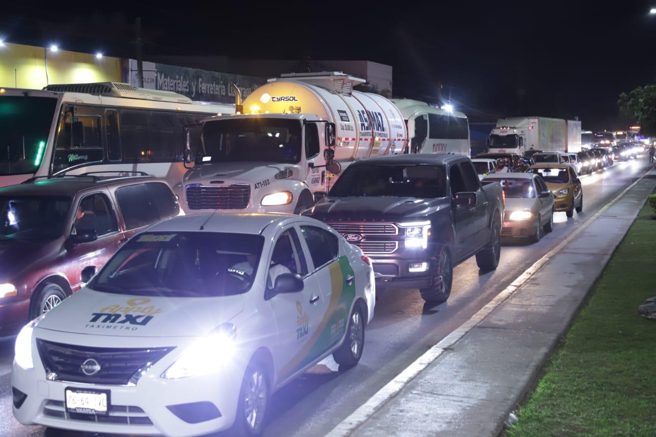 $!Bloquean carretera para exigir el regreso de Álvaro Andrés, privado de la libertad en Mazatlán