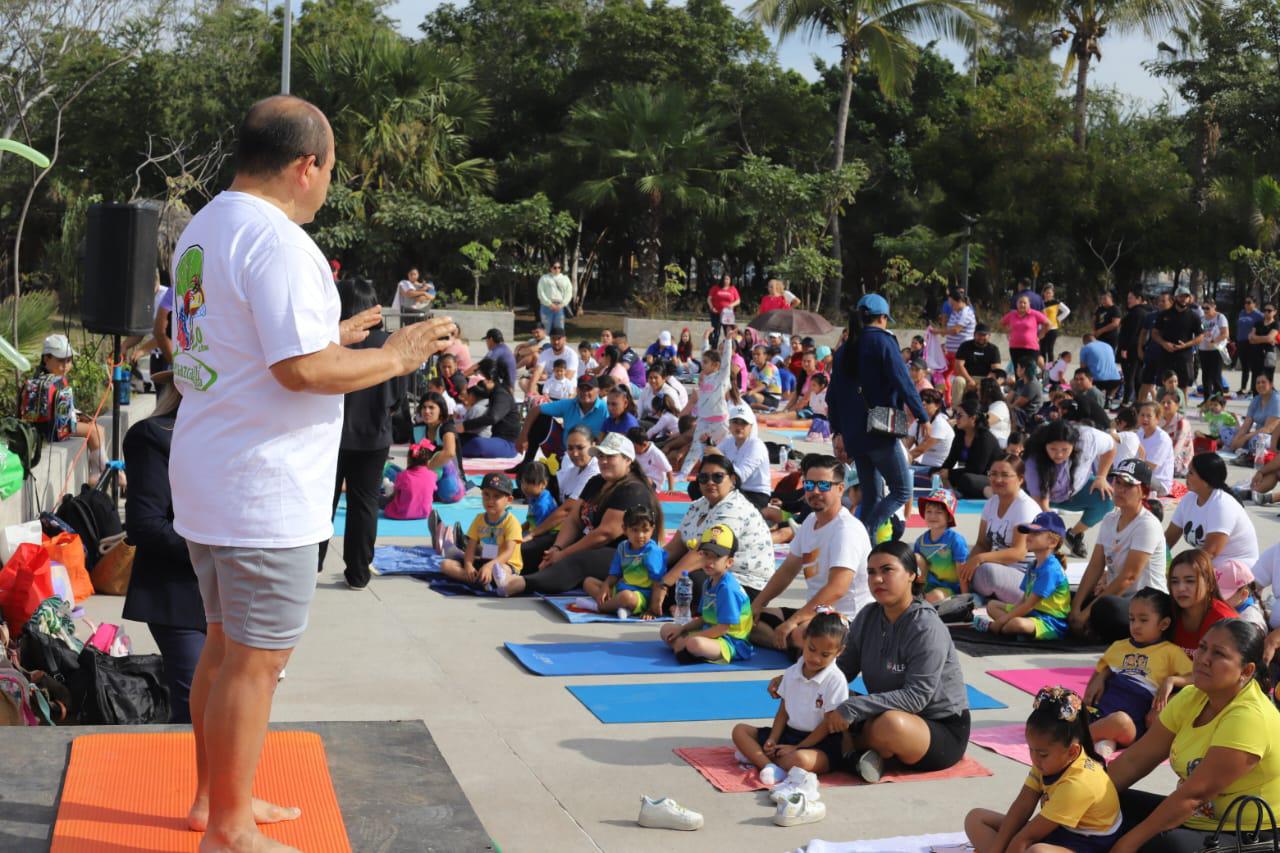 $!Pequeñines de preescolar practican yoga de manera masiva