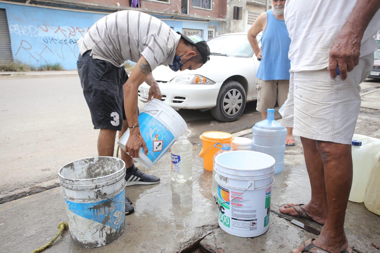 $!‘Cuando no hay agua, abrimos para que la gente se beneficie’, dicen vecinos en Mazatlán sobre registros de Telmex