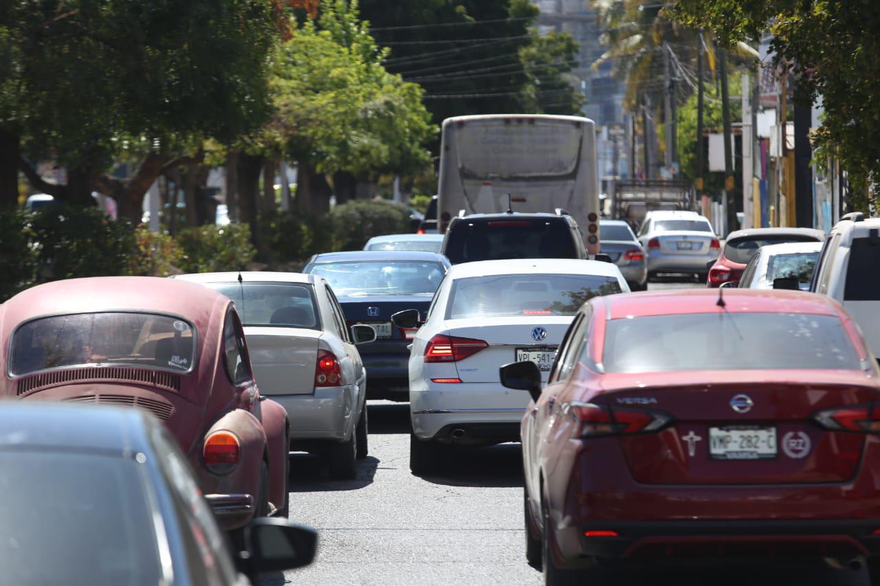 $!Cierran Avenida Leonismo Internacional y ocasiona caos vial por rutas alternas