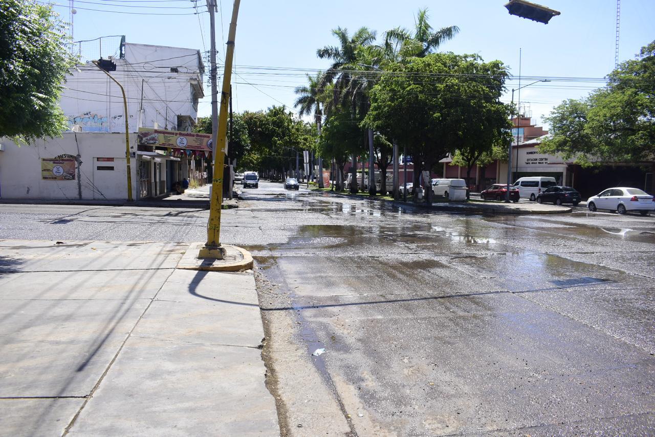 $!Mega fuga de agua cierra circulación en calle Juan Aldama, en Culiacán, en plenas elecciones