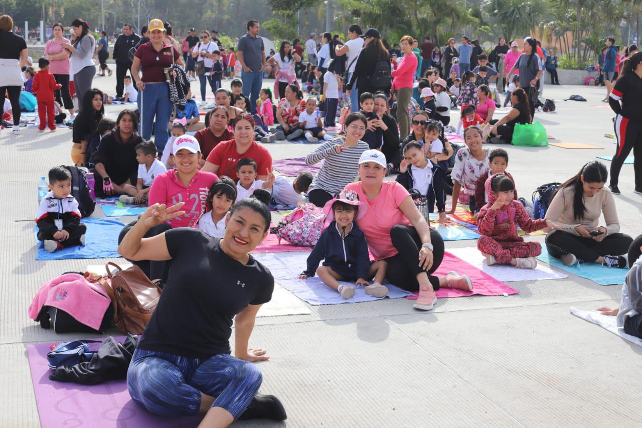 $!Pequeñines de preescolar practican yoga de manera masiva